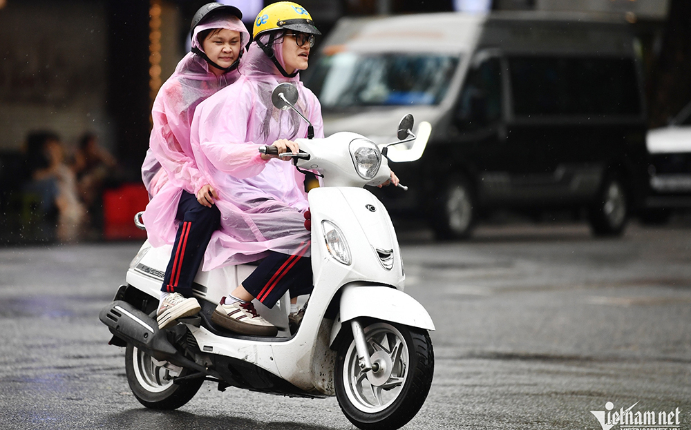 Thời tiết Hà Nội mưa giông bất chợt.