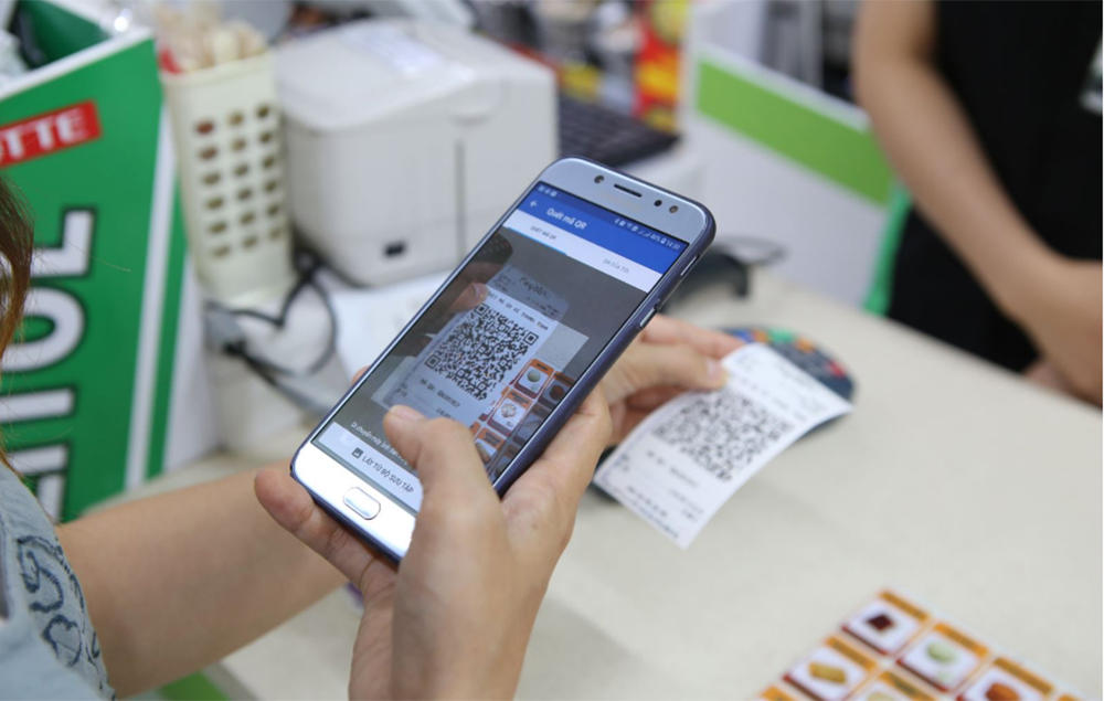 Khách hàng thanh toán qua QR Code tại siêu thị. (Ảnh minh họa)