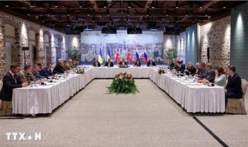 Ngoại trưởng Thổ Nhĩ Kỳ Hakan Fidan (giữa) chủ trì cuộc họp giữa phái đoàn Nga và Ukraine tại Istanbul ngày 16/5/2025.