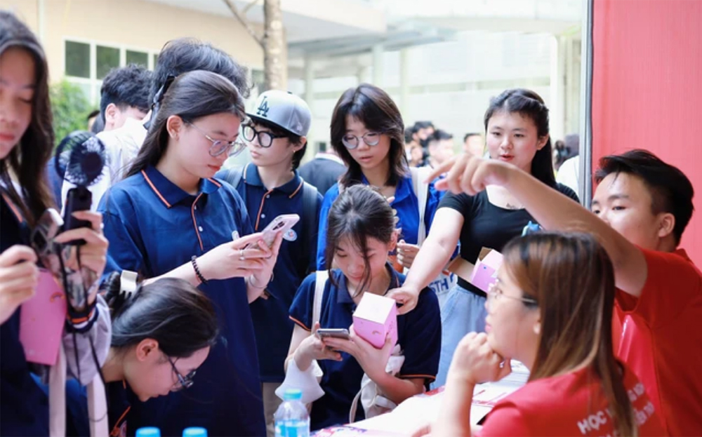 Thí sinh tham dự Ngày hội tư vấn tuyển sinh đại học năm 2025 tại Hà Nội