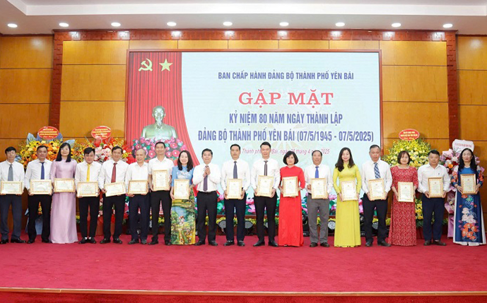 Lãnh đạo thành phố Yên Bái trao chứng nhận cho các tập thể đạt giải trong Cuộc thi trực tuyến “Tìm hiểu lịch sử 80 năm xây dựng và trưởng thành của Đảng bộ thành phố Yên Bái (07/5/1945-07/5/2025)”