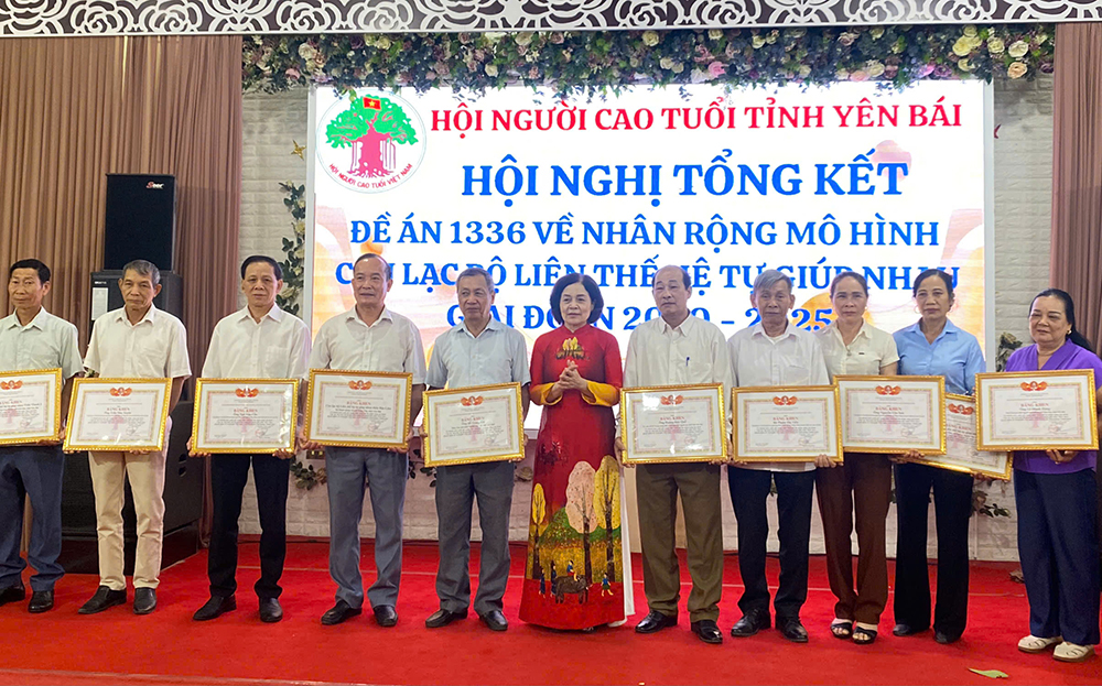 Lãnh đạo Trung ương Hội NCT Việt Nam trao Bằng khen của Hội cho các tập thể có thành tích xuất sắc trong thực Đề án nhân rộng mô hình Câu lạc bộ Liên thế hệ tự giúp nhau giai đoạn 2020-2025.