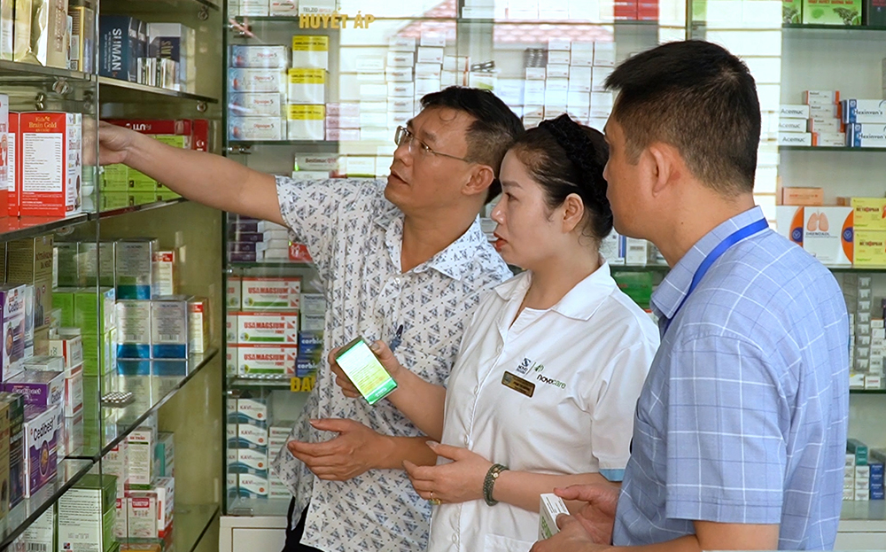 Đoàn công tác Sở Y tế tỉnh kiểm tra các cơ sở bán thuốc trên địa bàn tỉnh.