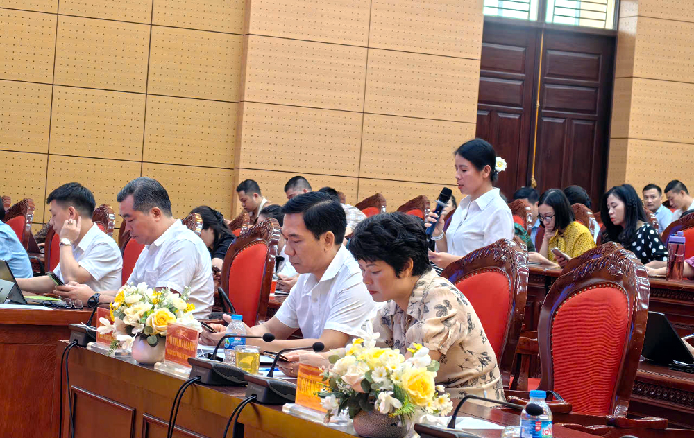 Cán bô, công chức ngành Văn hóa, Thể thao và Du lịch tham gia ý kiến vào dự thảo Nghị quyết sửa đổi Hiến pháp.