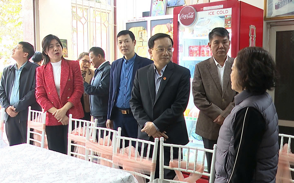 Lãnh đạo Thành ủy Yên Bái thăm cơ sở kinh doanh trên địa bàn tổ dân phố số 5, phường Nguyễn Thái Học.
