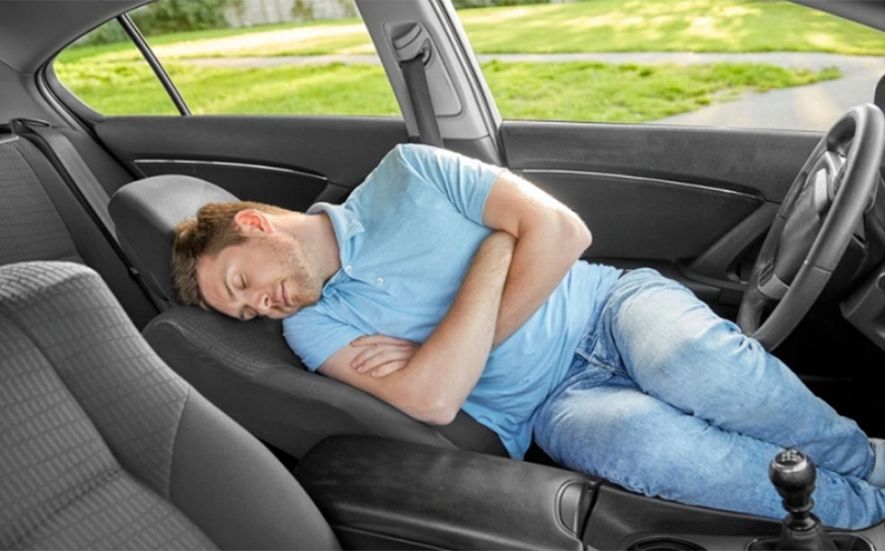 Việc ngủ trên xe là hành động mà nhiều tài xế đã làm, nhưng ít biết về mức độ nguy hiểm của nó (Ảnh minh họa)
