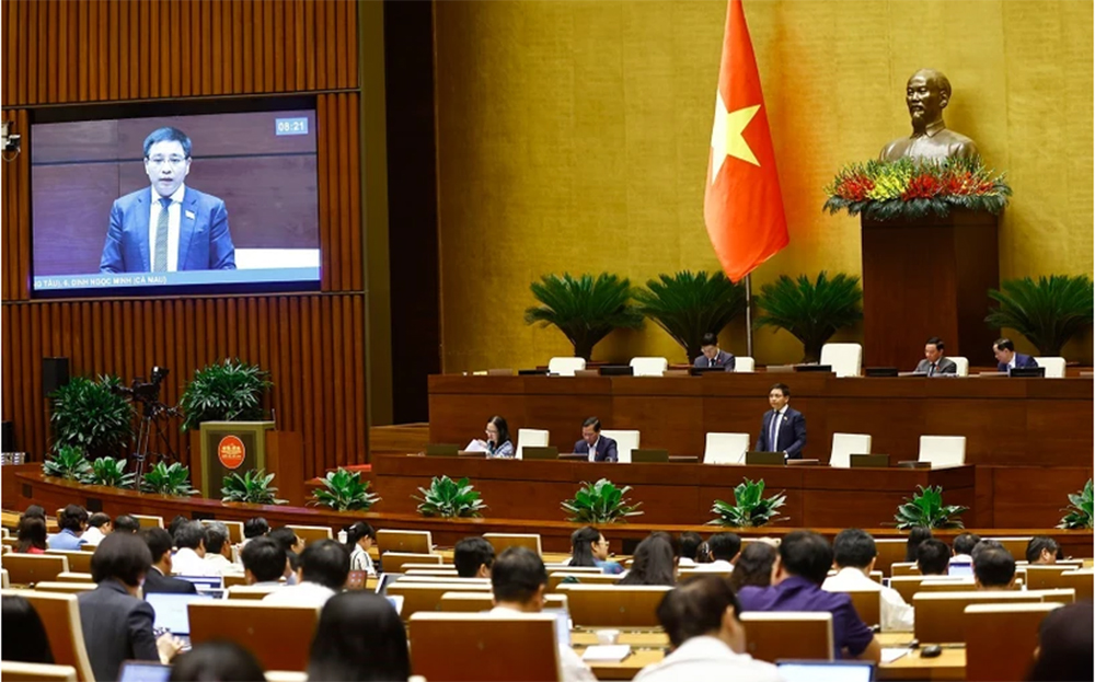 Bộ trưởng Bộ Tài chính Nguyễn Văn Thắng phát biểu giải trình, làm rõ một số vấn đề đại biểu Quốc hội nêu.