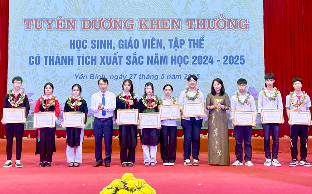 Lãnh đạo Sở GD-ĐT tỉnh và huyện Yên Bình tuyên dương, khen thưởng các em học sinh đạt thành tích cao trong các kỳ thi học sinh giỏi, năm học 2024 - 2025.