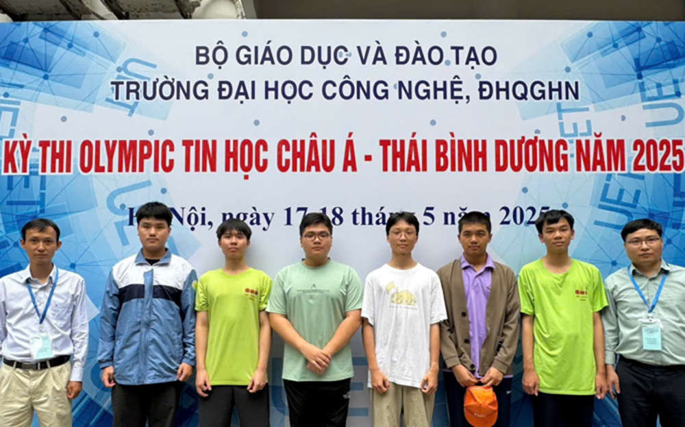 Từ trái sang: Thầy Đỗ Phan Thuận (phó Trưởng đoàn); em Nguyễn Huy Phong, em Ninh Quang Thắng, em Lê Kiến Thành, em Nguyễn Xuân Chí Thanh, em Nguyễn Bùi Đức Dũng, em Đặng Huy Hậu và thầy Đỗ Đức Đông (Trưởng đoàn).