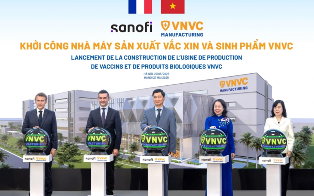 Tổng thống Pháp Emmanuel Macron cùng Phó Chủ tịch nước Võ Thị Ánh Xuân, Bộ trưởng Bộ Y tế Đào Hồng Lan, ông Burak Pekmezci - Tổng Giám đốc Sanofi Việt Nam và ông Ngô Chí Dũng - Chủ tịch HĐQT kiêm Tổng Giám đốc Công ty Vaccine VNVC bấm nút khởi công xây dựng Nhà máy Vaccine và Sinh phẩm VNVC.