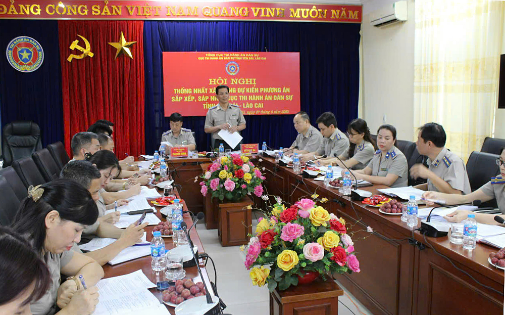 Các đại biểu Cục THADS Yên Bái và Lào Cai trao đổi, thảo luận tại hội nghị thống nhất phương án sắp xếp, sáp nhập cơ quan THADS tỉnh Lào Cai (mới)