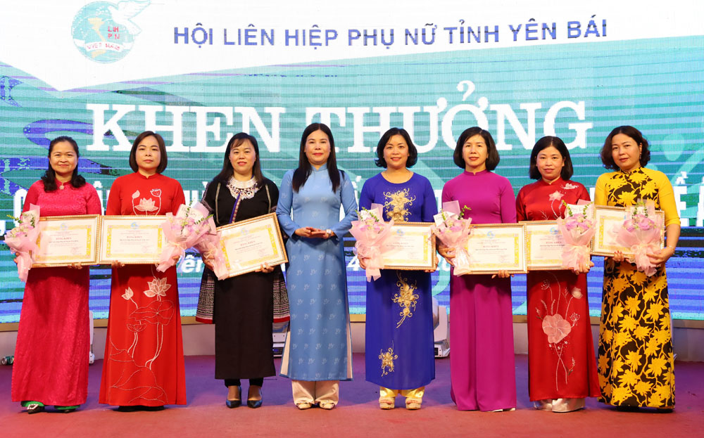 Lãnh đạo Hội LHPN tỉnh trao Bằng khen cho 7 tập thể có thành tích xuất sắc trong thực hiện Đề án 939.