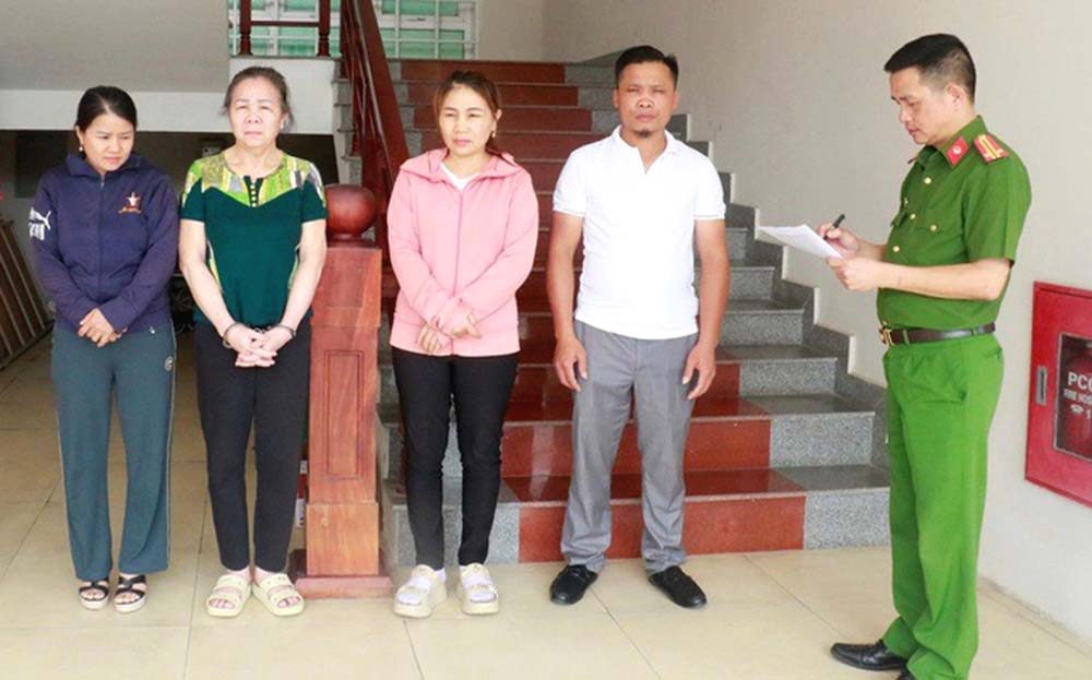 Sáng, Dung, Phương và Thái tại cơ quan công an