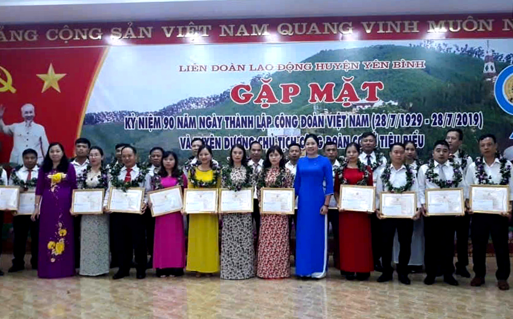 Nhân dịp kỷ niệm 90 năm Ngày thành lập Công đoàn Việt Nam, Liên đoàn Lao động huyện Yên Bình đã tuyên dương, khen thưởng 22 chủ tịch công đoàn cơ sở tiêu biểu.