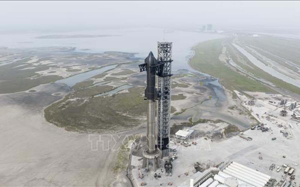 Tên lửa Starship của công ty hàng không vũ trụ SpaceX được đặt trên bệ phóng tại Texas, Mỹ.