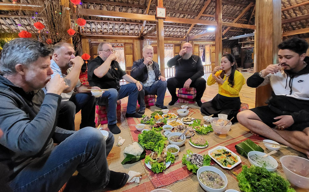 Du khách nước ngoài trải nghiệm ẩm thực bản địa tại Mường Lò Farmstay.