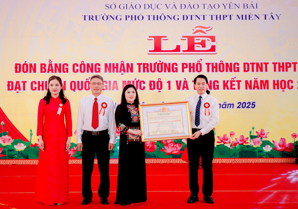 Được sự ủy quyền, đồng chí Luyện Hữu Chung - Giám đốc Sở Giáo dục và Đào tạo tỉnh trao Bằng công nhận trường đạt chuẩn quốc gia mức độ I cho tập thể Trường PTDTNT THPT Miền Tây.