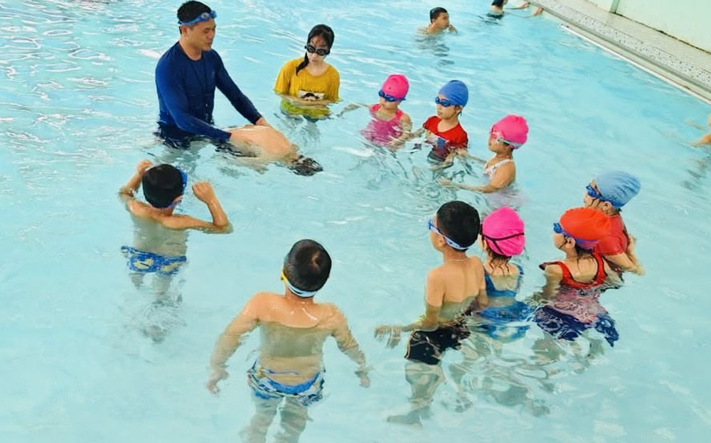 Trẻ em thành phố Yên Bái học kỹ năng bơi.