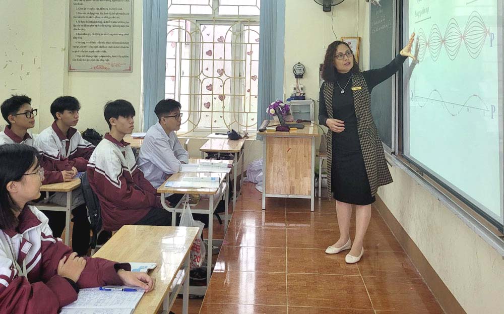 Một giờ học ứng dụng công nghệ thông tin của cô và trò Trường THPT Nguyễn Huệ, thành phố Yên Bái.
