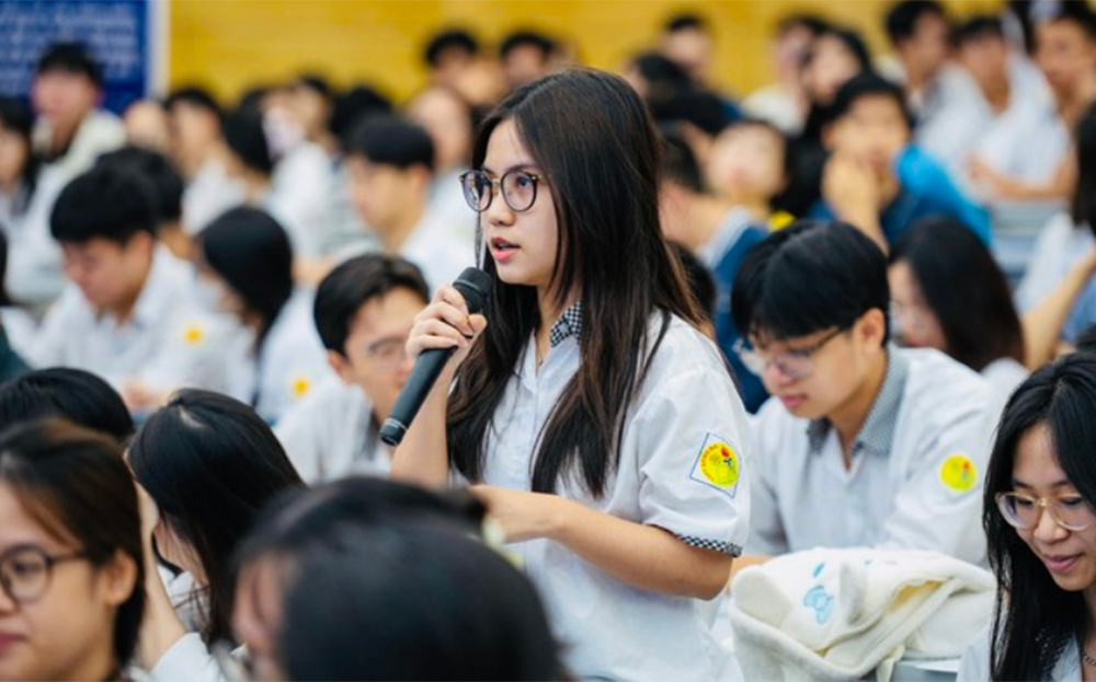 Học sinh lớp 12 tại Hà Nội trong chương trình tư vấn thi Tốt nghiệp THPT năm 2025 do báo Tiền Phong tổ chức.