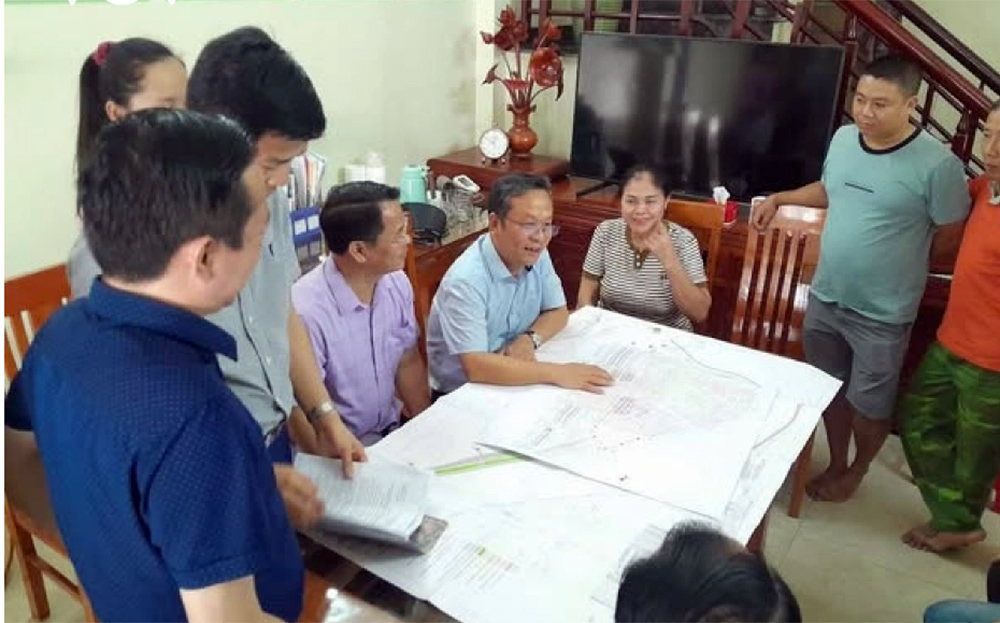 Lãnh đạo thành phố Lào Cai tiếp xúc với bà con thôn Sơn Mãn, xã Vạn Hòa trong vùng giải phóng mặt bằng