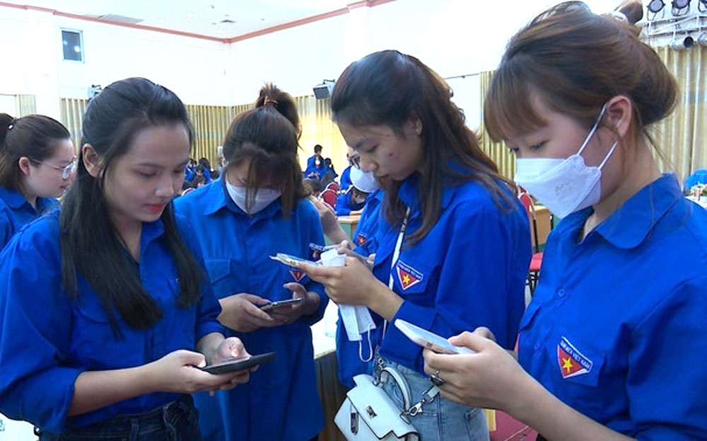 Đoàn viên thanh niên là những người đi đầu sử dụng các nền tảng số.