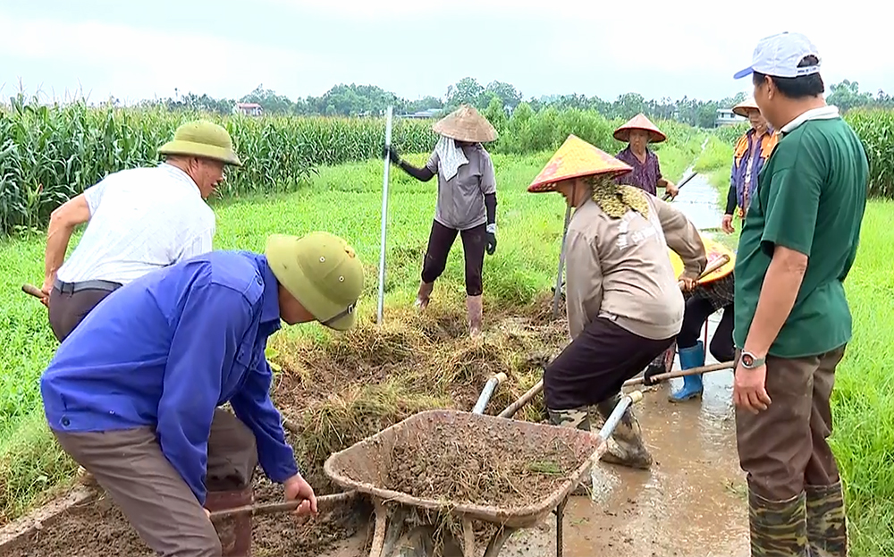 Người dân tích cực tham gia lao động đổi công.