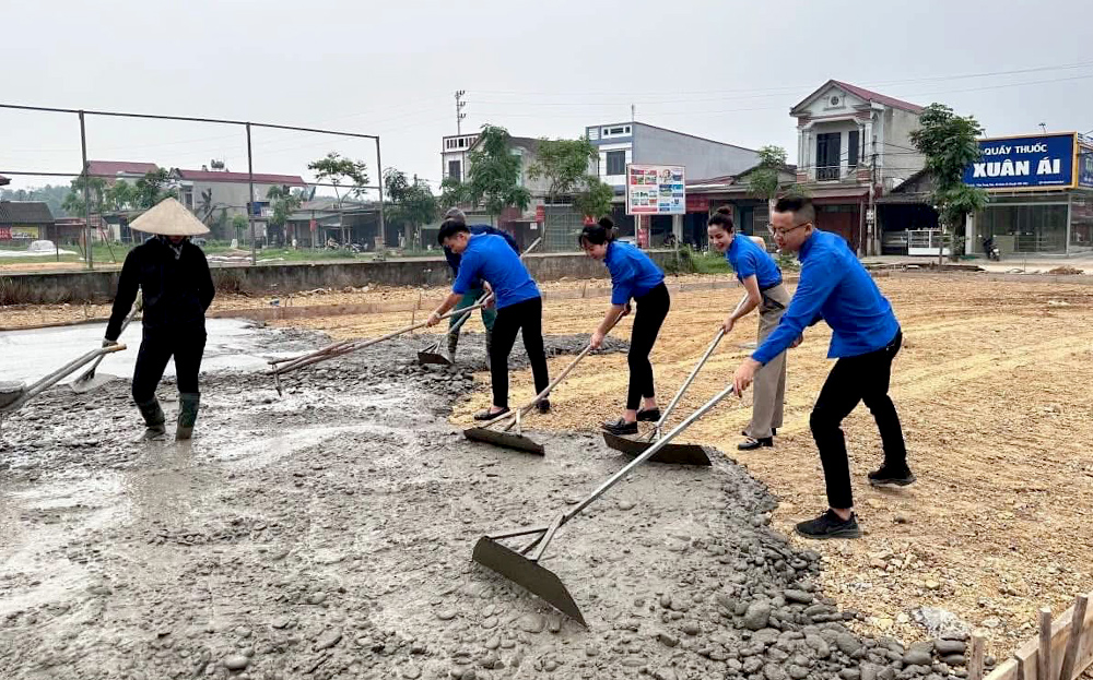 Đoàn viên thanh niên huyện Văn Yên tham gia làm đường giao thông nông thôn.