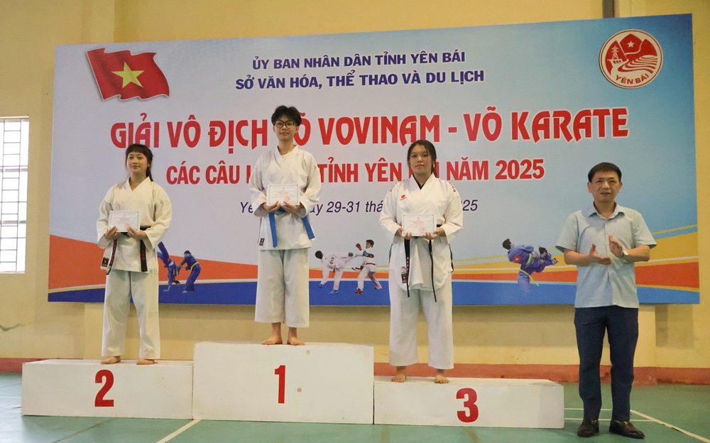 Ban tổ chức trao giải cho các VĐV đạt thành tích cao môn Karate.