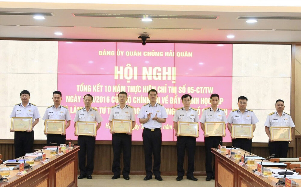 Thiếu tướng Nguyễn An Phong trao thưởng các tập thể, cá nhân đạt thành tích xuất sắc.