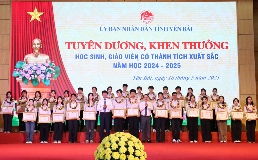Đồng chí Trần Huy Tuấn - Bí thư Tỉnh ủy và đồng chí Nguyễn Tuấn Anh - Phó Bí thư Tỉnh ủy, Chủ tịch UBND tỉnh trao tặng Bằng khen của UBND tỉnh cho các học sinh đoạt giải Kỳ thi học sinh giỏi cấp quốc gia năm học 2024 -2025.