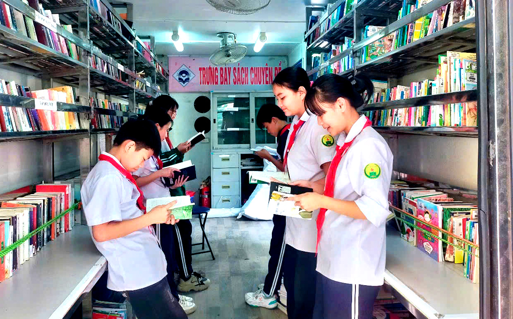 Xe thư m88 app lưu động phục vụ học sinh Trường THCS thị trấn Yên Bình, huyện Yên Bình.