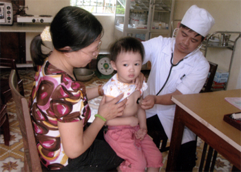 Chăm sóc sức khỏe cho trẻ em tại Trạm Y tế phường nguyễn Thái Học , T.P Yên Bái.  (Ảnh: Quỳnh Nga)
