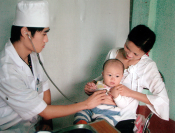 Chăm sóc sức khỏe cho trẻ em tại Trạm Y tế xã Hòa Cuông (Trấn Yên). (Ảnh: Kim Tiến)