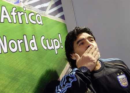 Maradona vẫn loay hoay giữa một loạt phương án nhân sự khi World Cup đã cận kề.