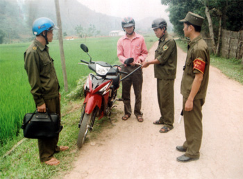 Công an xã Minh Chuẩn kiểm tra phương tiện giao thông theo Nghị quyết 32/CP của Chính phủ.