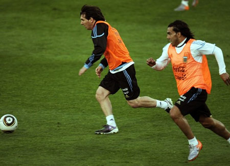 Messi và Tevez sẽ đá chính tại World Cup 2010.

