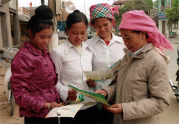 Phụ nữ phường Pú Trạng (thị xã Nghĩa Lộ) tìm hiểu kiến thức dân số/kế hoạch hóa gia đình.
