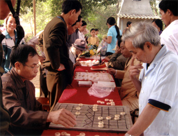 Xã Hòa Cuông thường xuyên tổ chức hoạt động văn hóa - thể thao đáp ứng nhu cầu giao lưu giải trí của nhân dân trong vùng.
Trong ảnh: Thi đấu môn cờ tướng tại Lễ hội đền Hòa Cuông năm 2010.