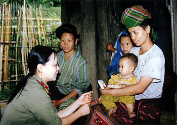 Cán bộ, chiến sỹ Ban chỉ huy Quân sự huyện Trấn Yên khám bệnh, cấp thuốc cho nhân dân thôn Khe Tiến - xã Hồng Ca.
