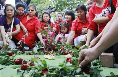 Người biểu tình “áo đỏ” làm lễ tưởng niệm những người thiệt mạng trong căng thẳng vừa qua ở thủ đô Băngkok.