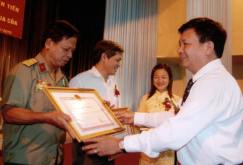 Đồng chí Nguyễn Văn Bình - Phó chủ tịch UBND tỉnh tặng bằng khen cho các cá nhân có thành tích xuất sắc.