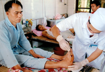 Chăm sóc bệnh nhân ở khoa chấn thương Bệnh viện Đa khoa tỉnh Yên Bái.
