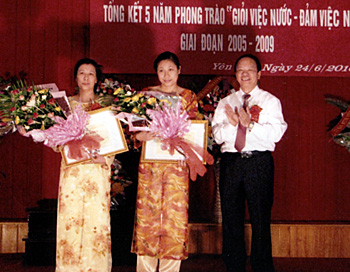 Lãnh đạo Liên đoàn Lao động tỉnh trao tặng bằng khen cho các cá nhân có thành tích xuất sắc trong phong trào thi đua giỏi việc nước đảm việc nhà 5 năm 2005 - 2009.