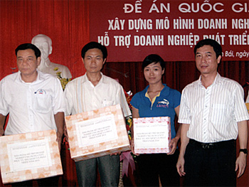 Ông Nguyễn Minh Tuấn - Phó giám đốc Sở Thông tin & Truyền thông trao phần mềm Website cho các doanh nghiệp.