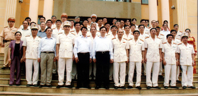 Thủ tướng Nguyễn Tấn Dũng và các đồng chí lãnh đạo tỉnh Yên Bái trong dịp kỷ niệm 64 năm Ngày thành lập CAND (19/8/1945 - 19/8/2009).
