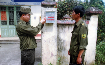 Công an xã Minh Bảo kiểm tra hòm thư tố giác tội phạm.
