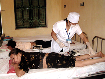 Châm cứu cho bệnh nhân tại Bệnh viện Đa khoa huyện Yên Bình.
(Ảnh: Minh Hằng)