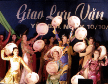 Các nữ doanh nhân hát múa ca ngợi quê hương, đất nước.
