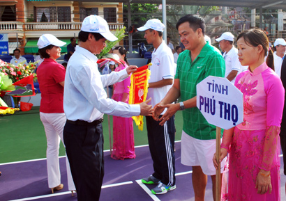 Lãnh đạo tỉnh Yên Bái tặng hoa, chúc mừng các đội tham gia thi đấu.